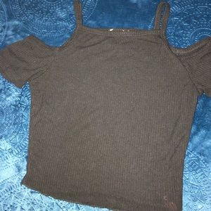 Super soft open shoulder crop top 🖤